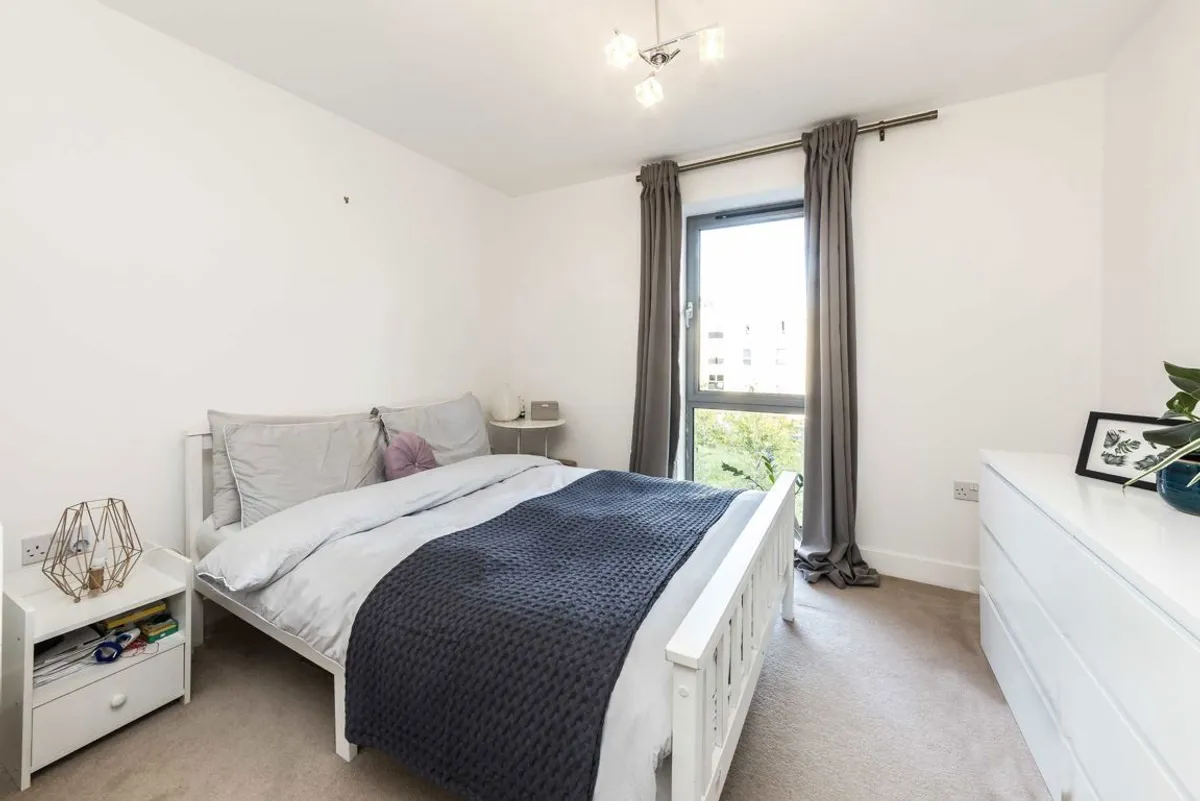 Flat St George's Grove in Greater London