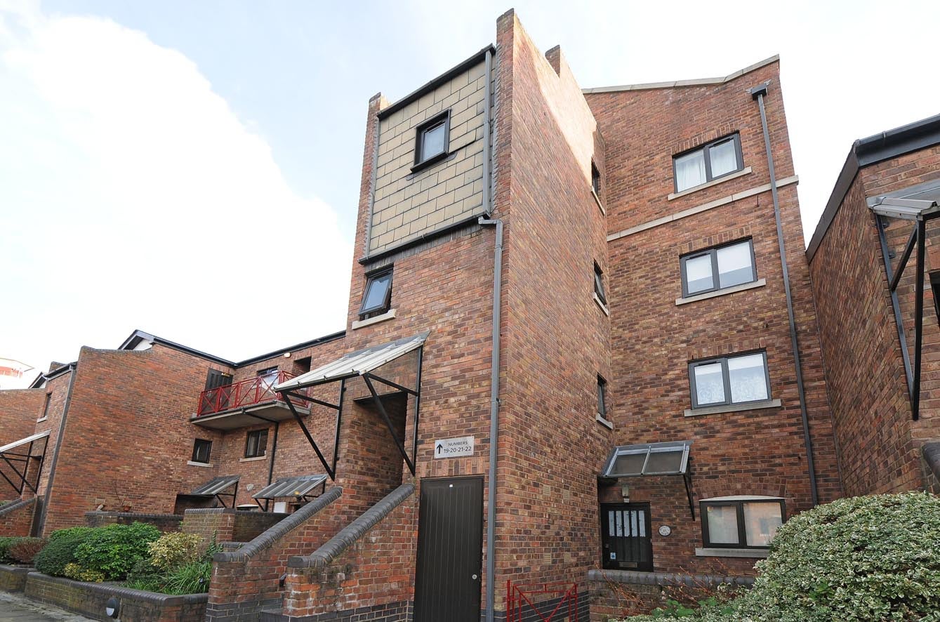 Flat Wapping Wall in Greater London