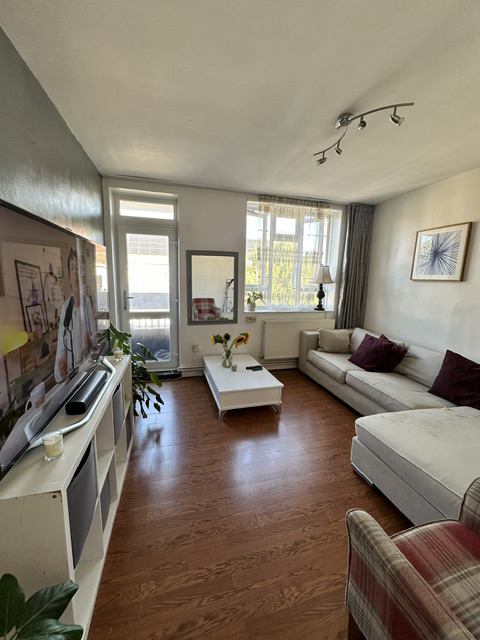 Flat Whiston Road in Greater London
