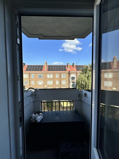 Flat Whiston Road in Greater London