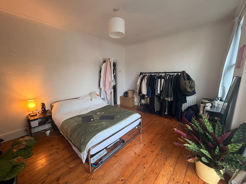 Room Roding Road in Greater London