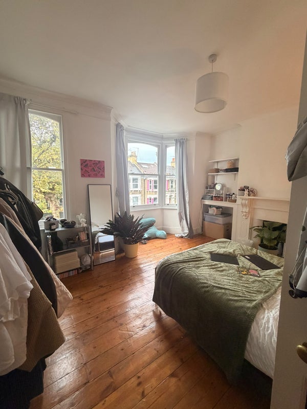 Room Roding Road in Greater London