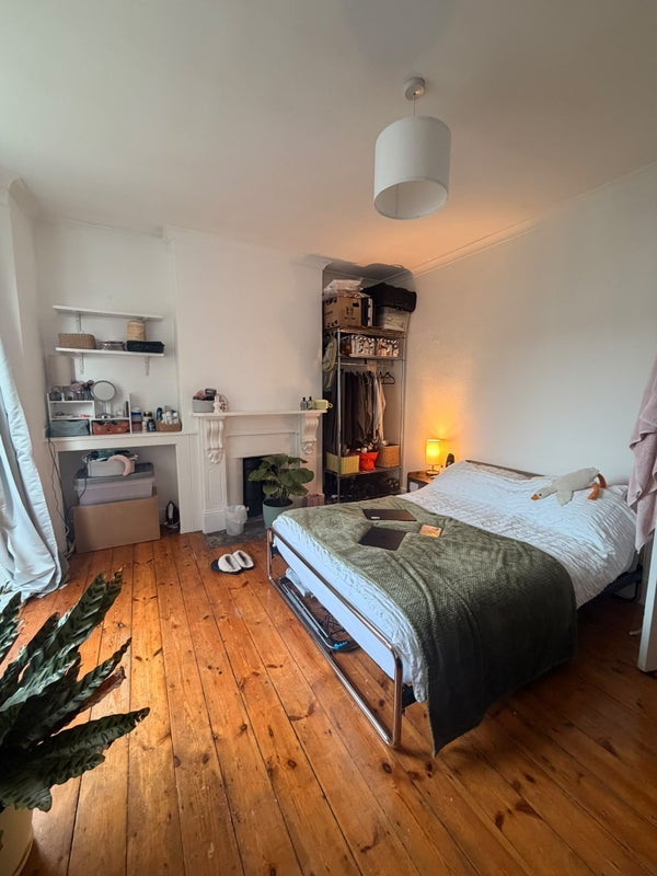 Room Roding Road in Greater London