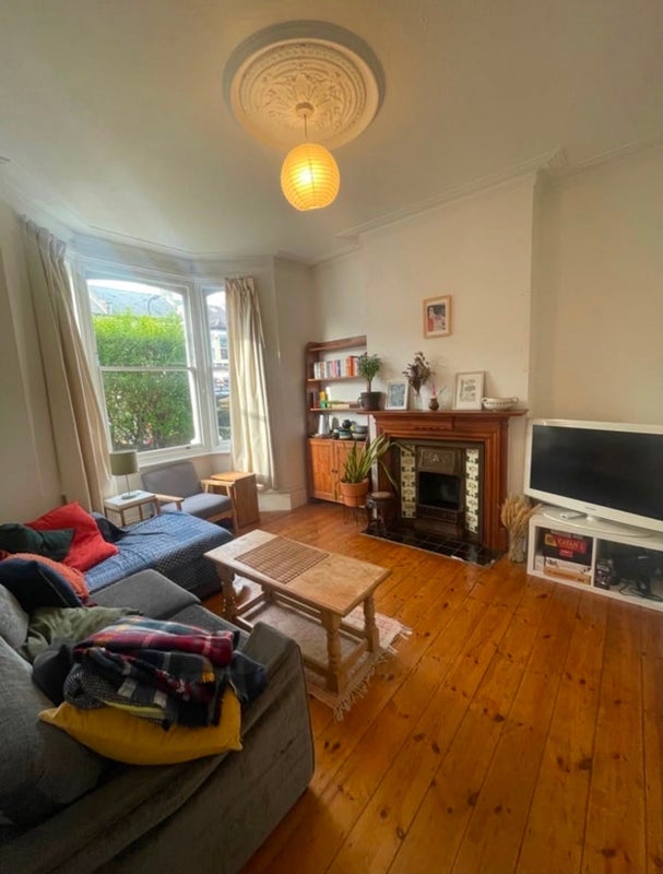 Room Roding Road in Greater London