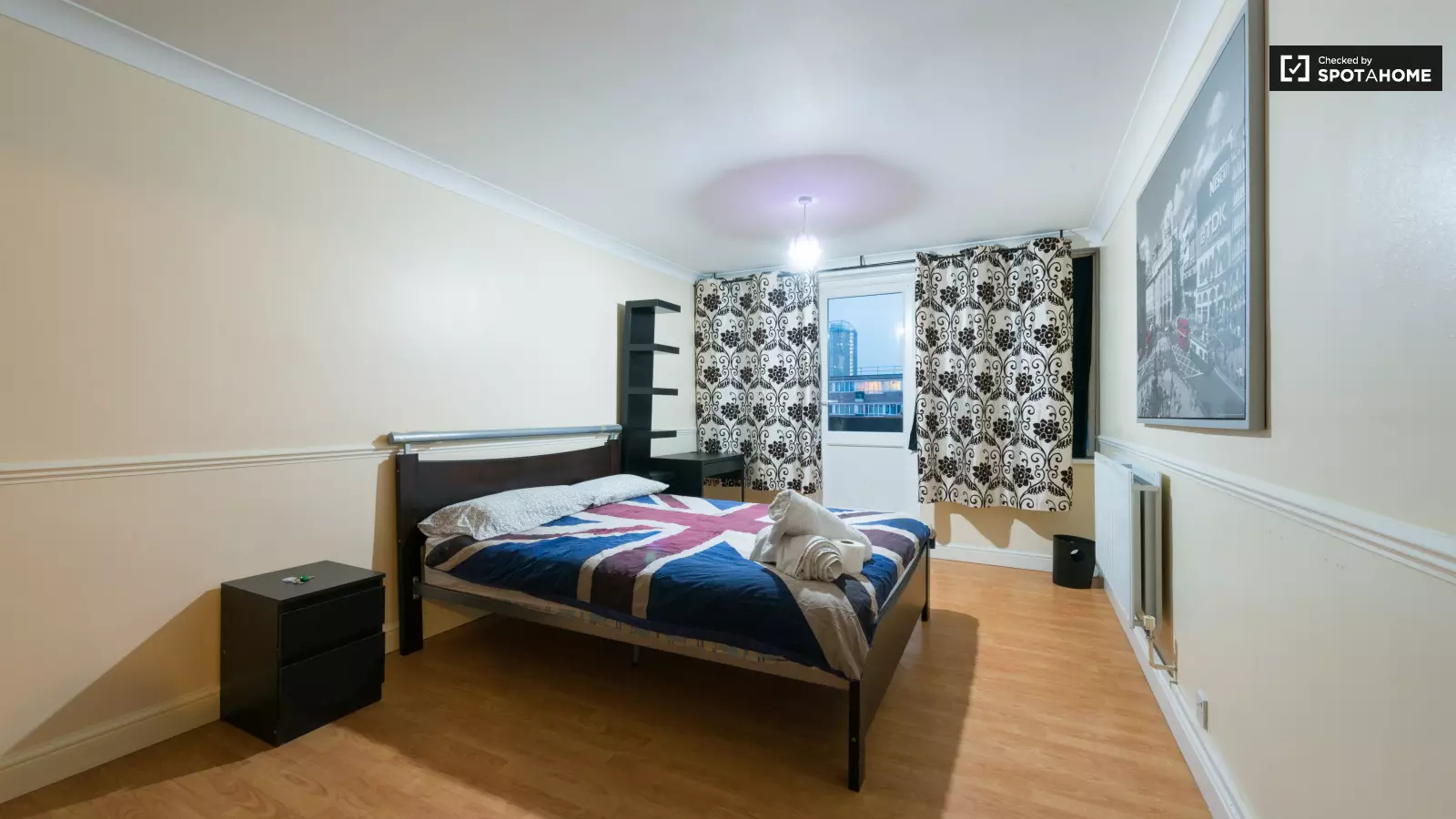 Flat Clovelly Way in Greater London