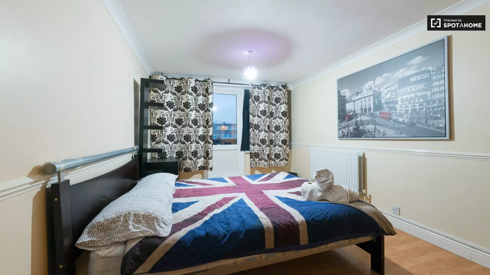 Flat Clovelly Way in Greater London