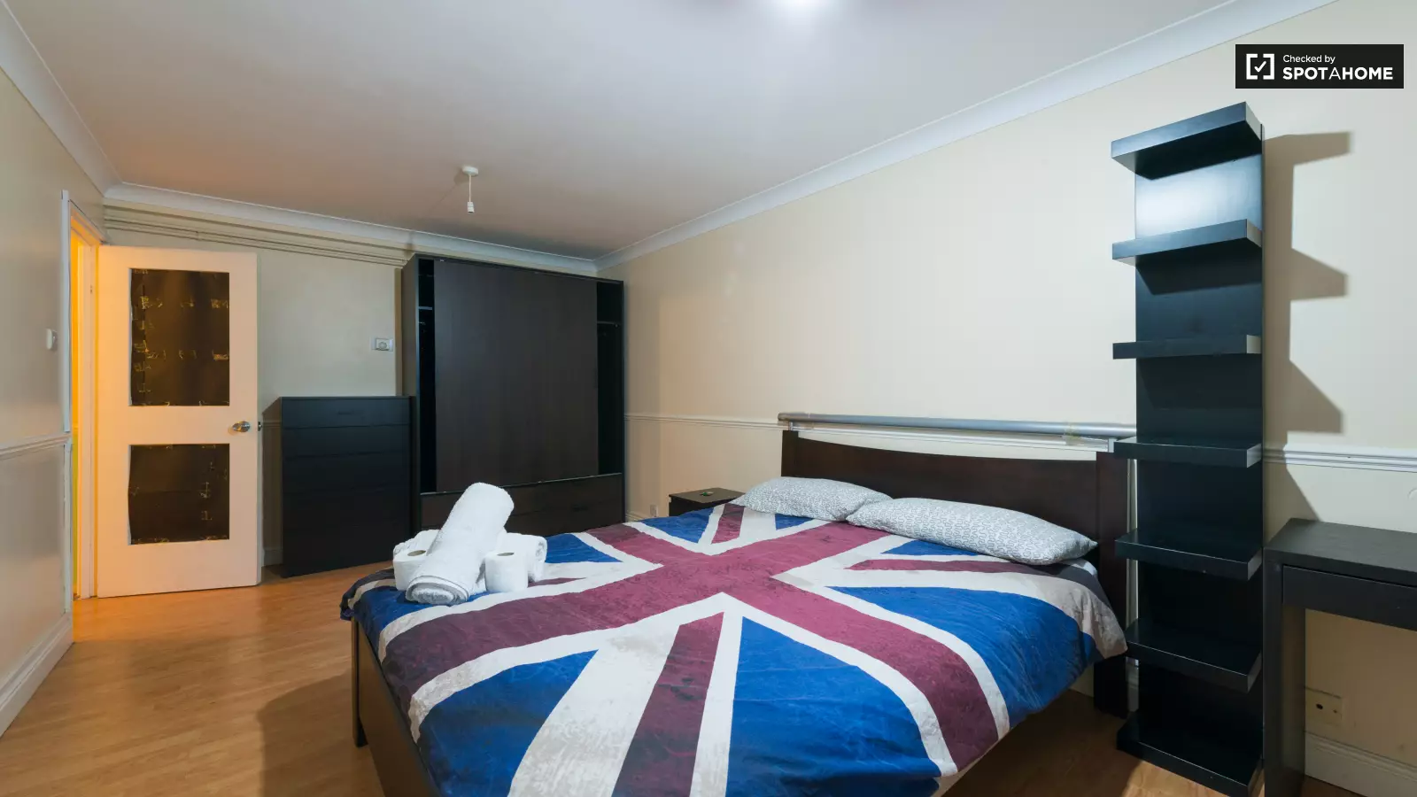 Flat Clovelly Way in Greater London