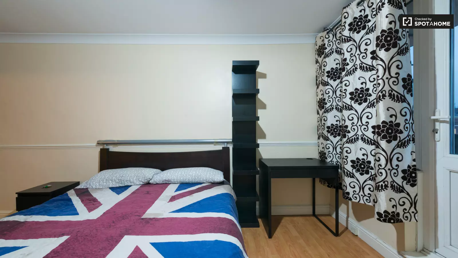 Flat Clovelly Way in Greater London