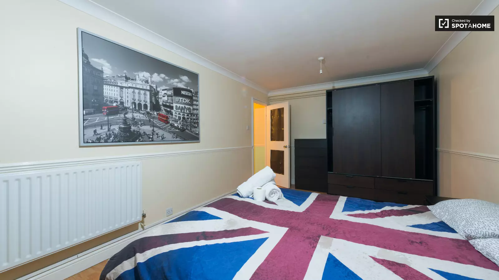Flat Clovelly Way in Greater London