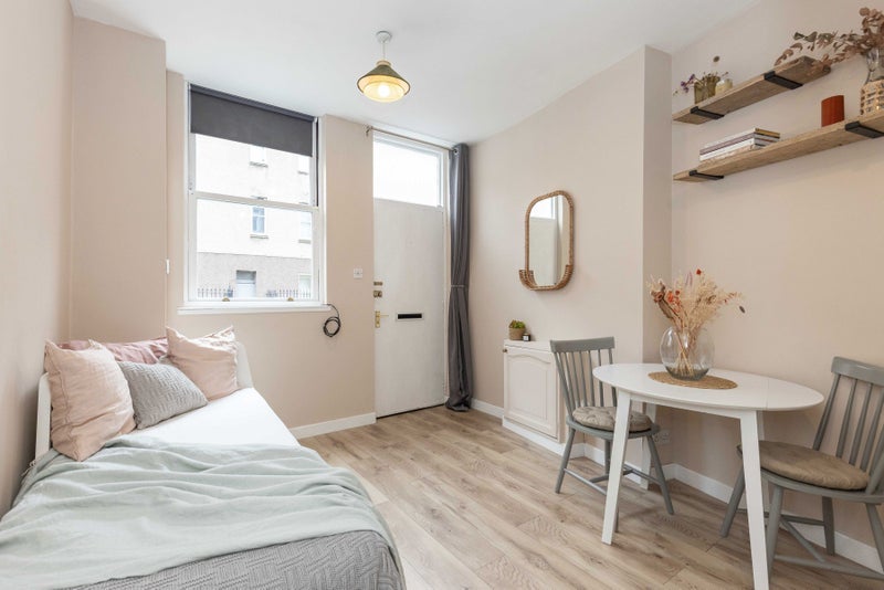 Flat Murieston Road in City of Edinburgh
