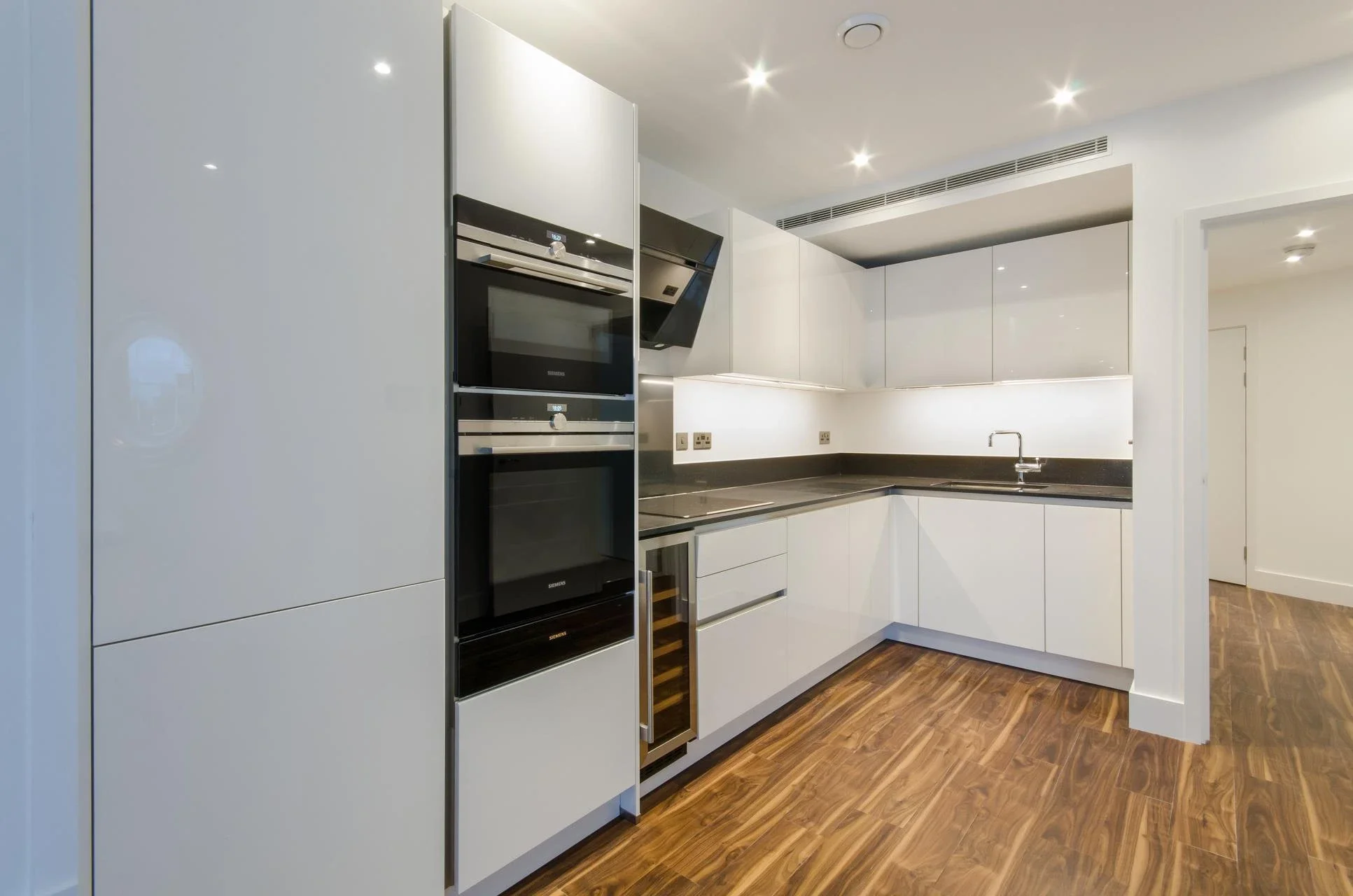 Flat Leman Street in Greater London