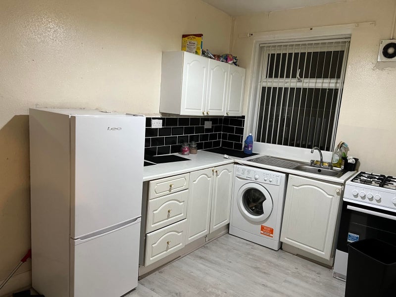 Room Armley Ridge Road in Leeds