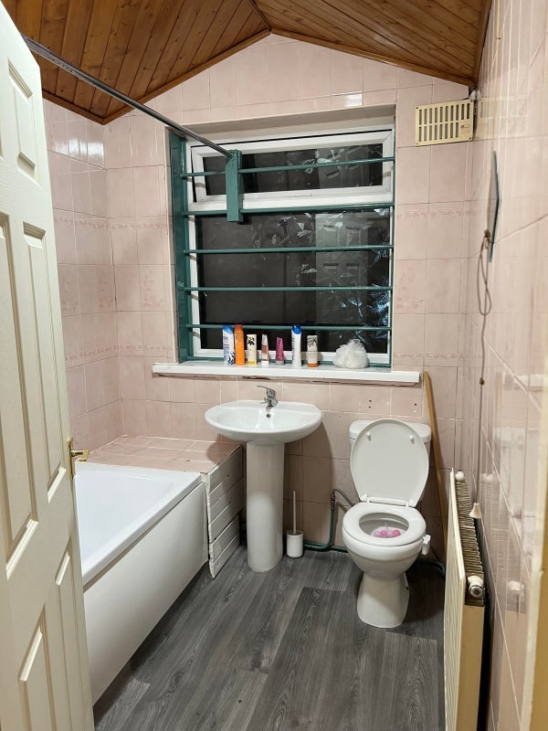 Room Armley Ridge Road in Leeds