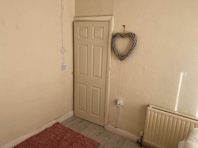 Room Armley Ridge Road in Leeds