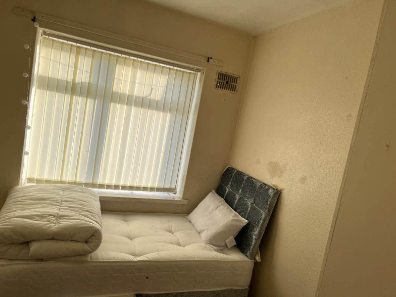 Room Armley Ridge Road in Leeds