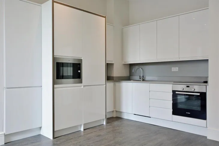 Flat Ainger Road in Greater London