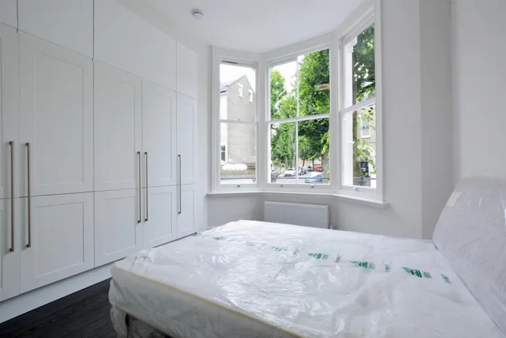 Flat Ainger Road in Greater London