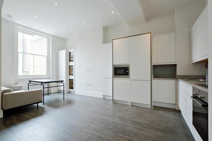 Flat Ainger Road in Greater London