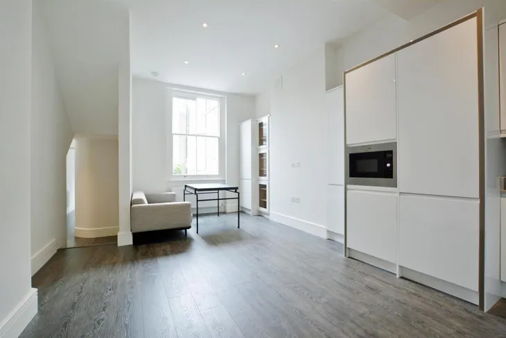 Flat Ainger Road in Greater London