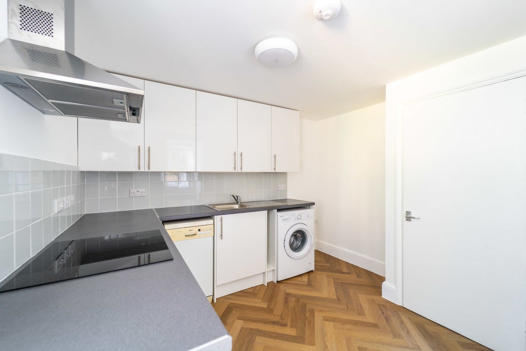 Flat Vicarage Walk in Greater London