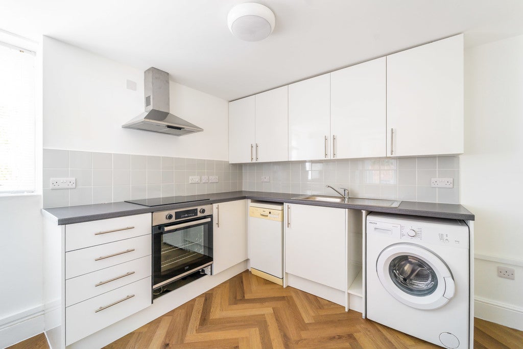 Flat Vicarage Walk in Greater London