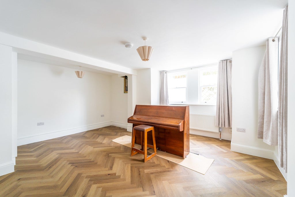 Flat Vicarage Walk in Greater London