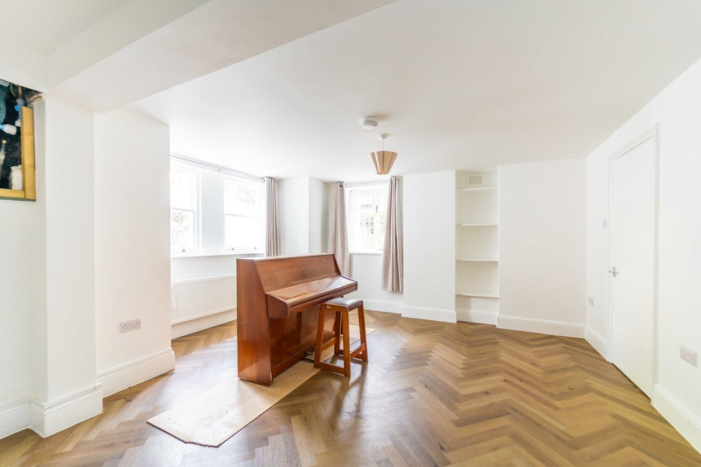 Flat Vicarage Walk in Greater London