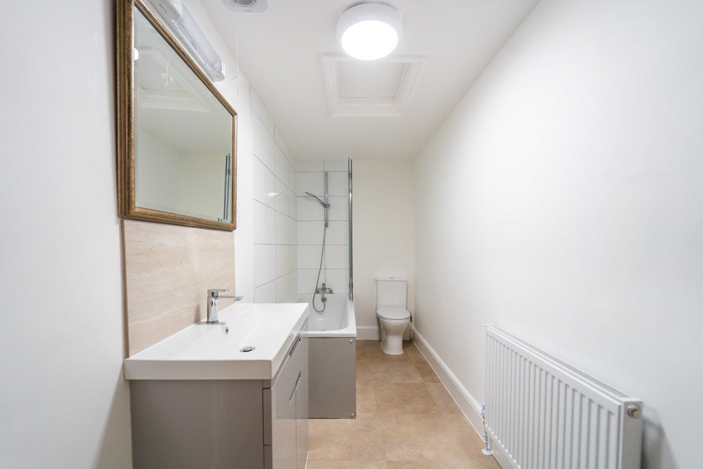 Flat Vicarage Walk in Greater London