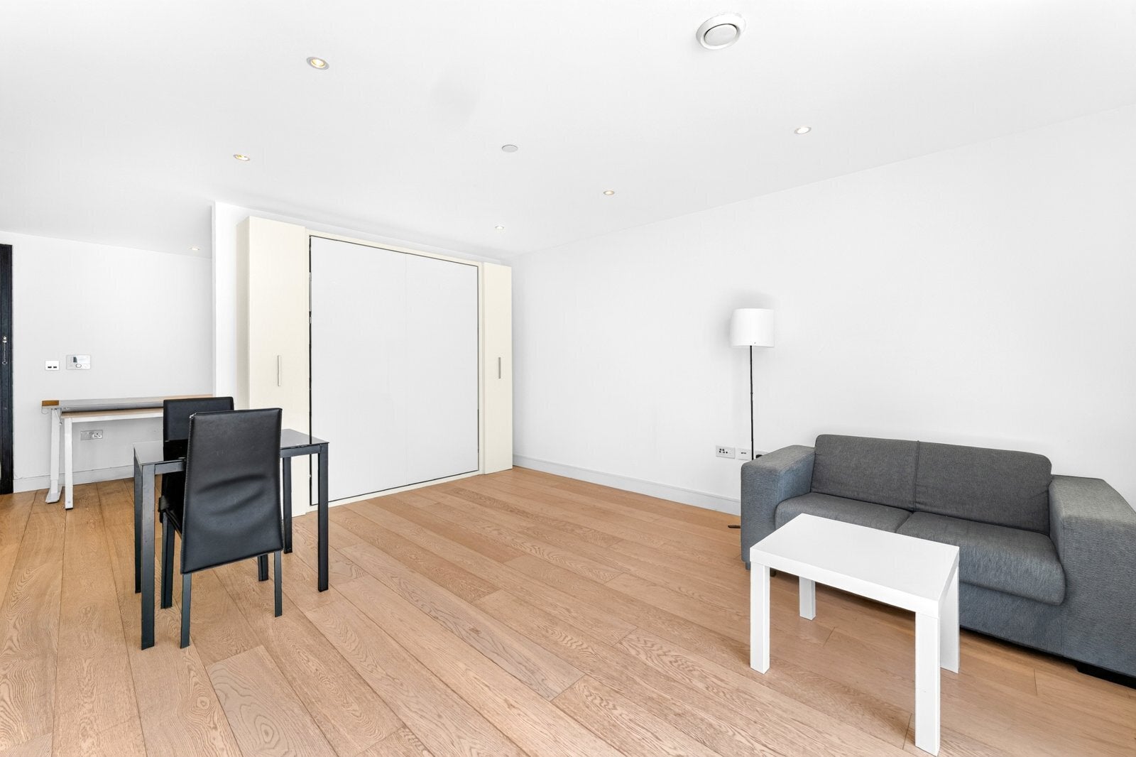 Flat Pomell Way in Greater London