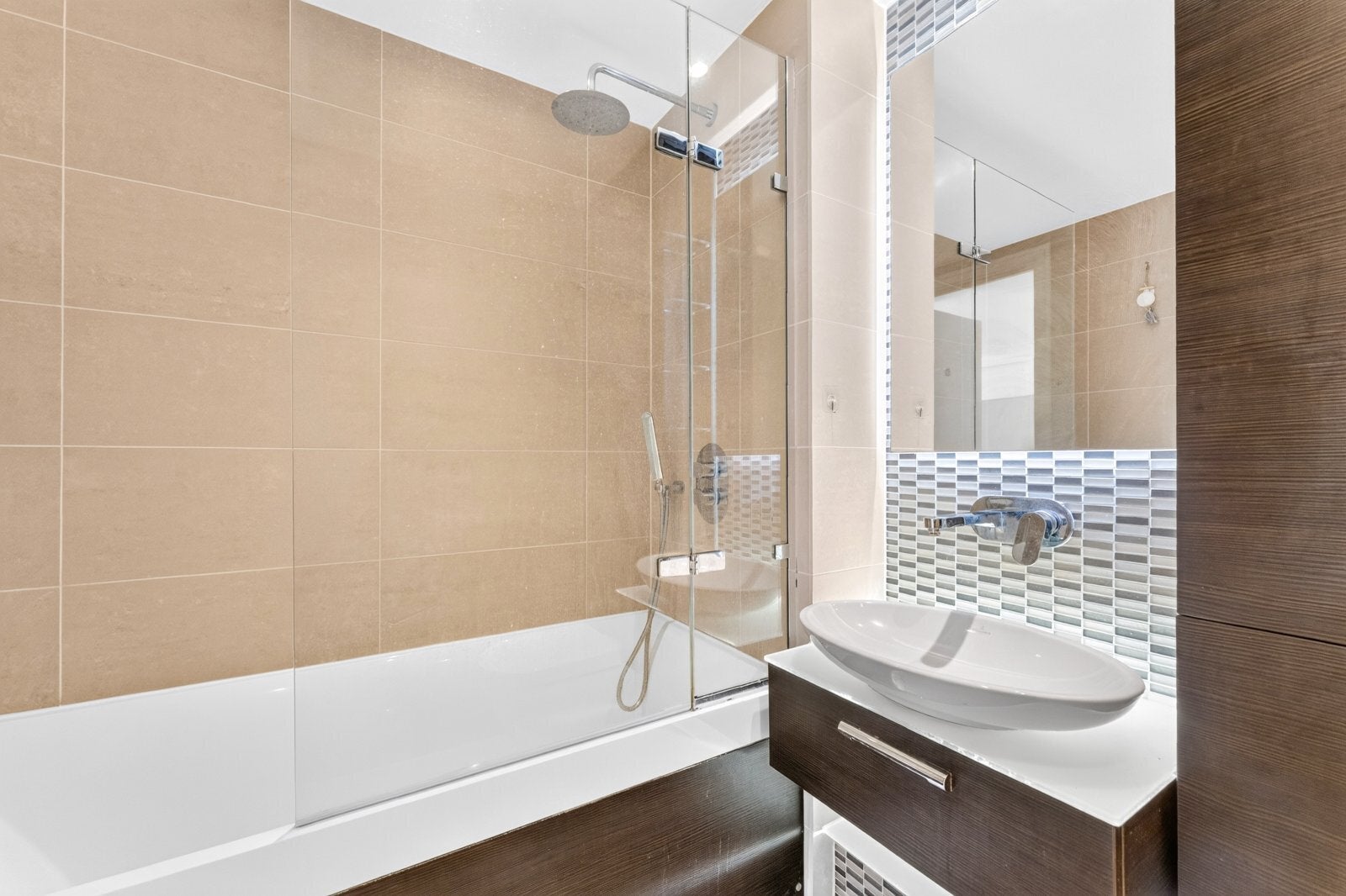 Flat Pomell Way in Greater London