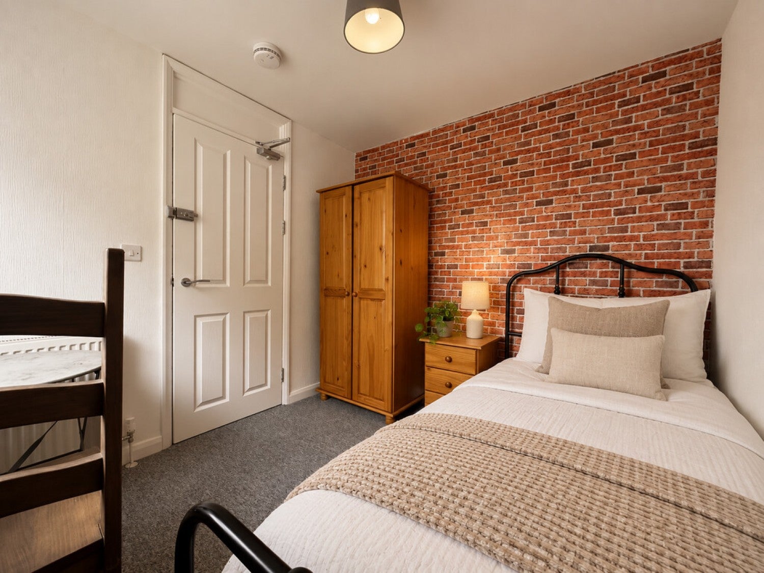 Room Howard Road in Yeovil