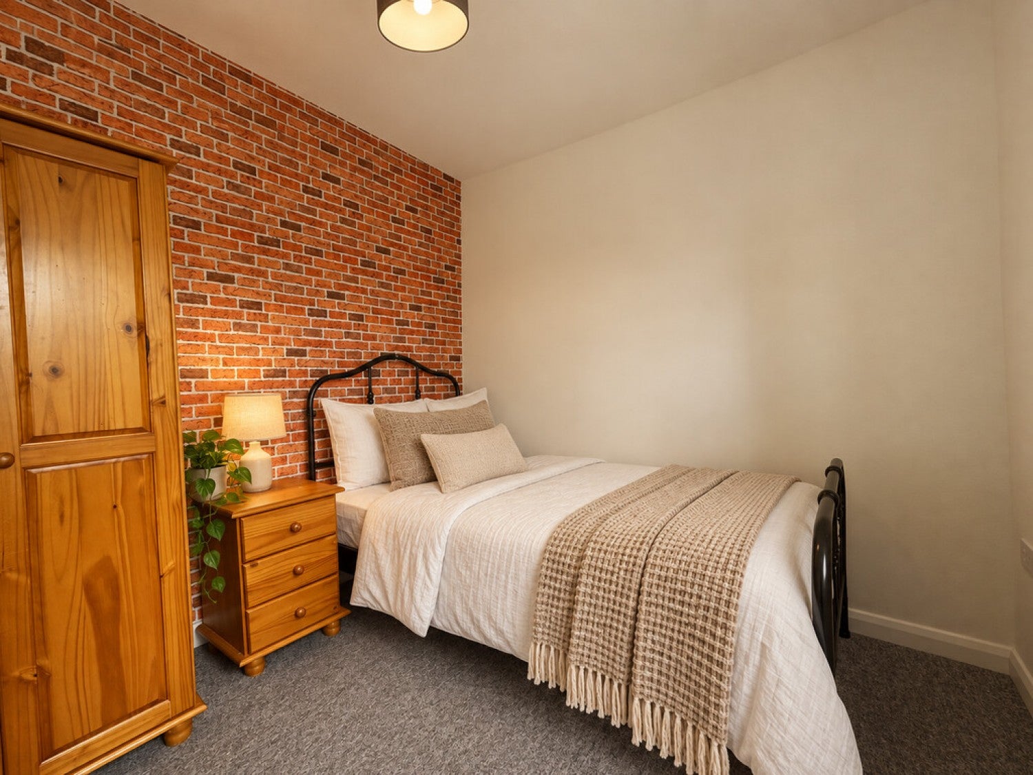 Room Howard Road in Yeovil