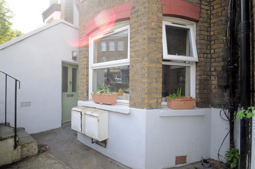 Flat Lyndhurst Grove in Greater London