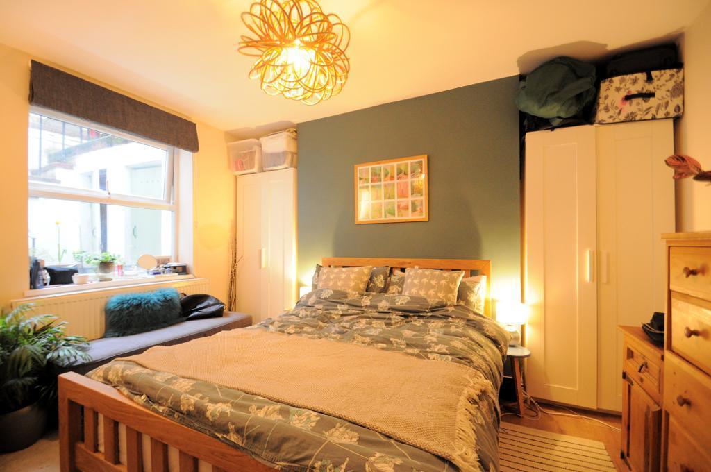 Flat Lyndhurst Grove in Greater London