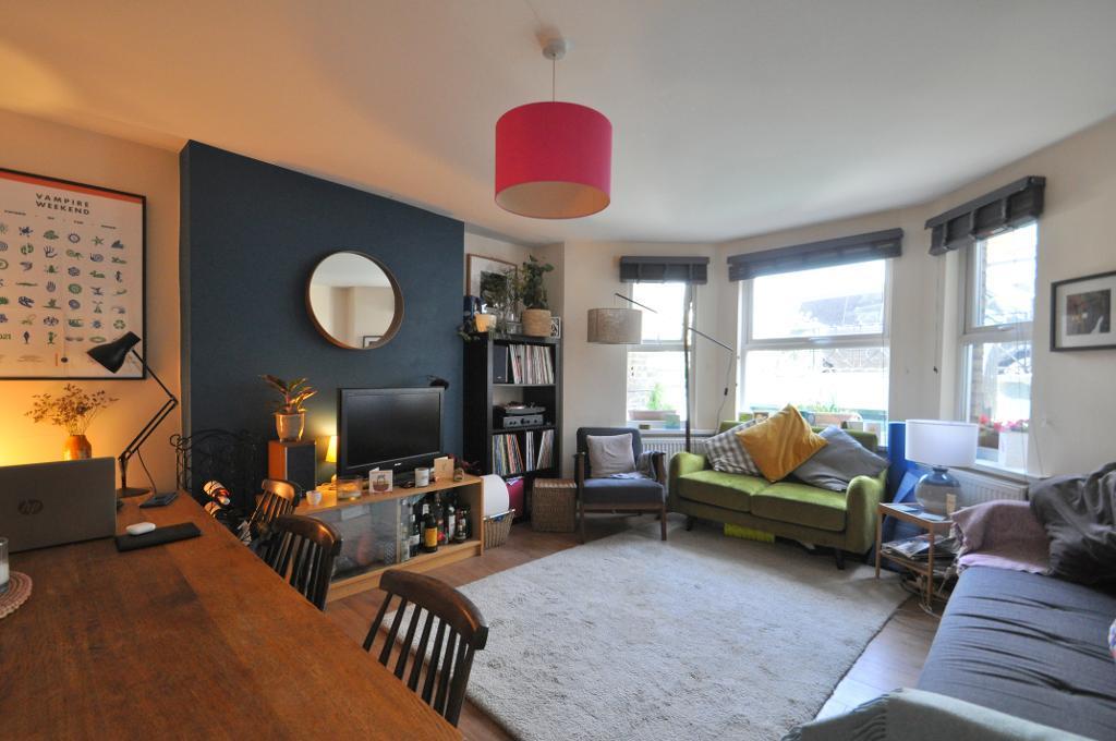 Flat Lyndhurst Grove in Greater London