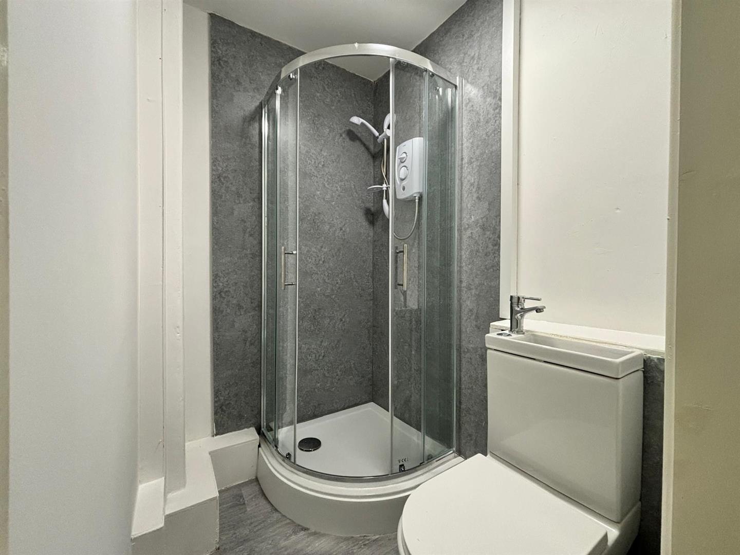 Room Raglan Road in Lancaster