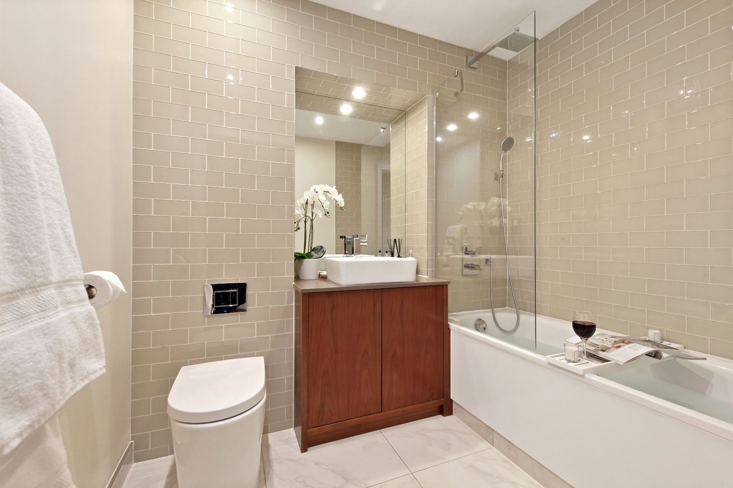 Flat Lincoln Plaza in Greater London