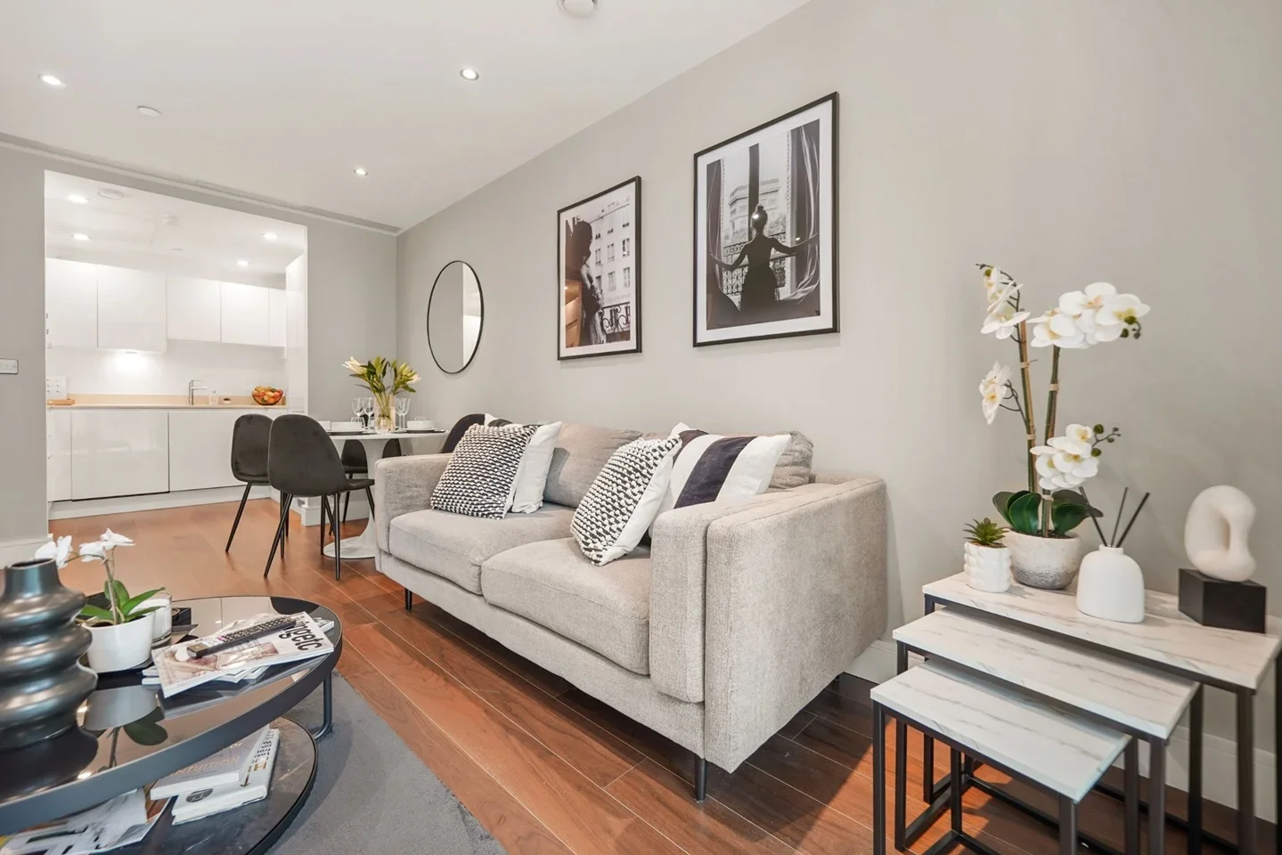 Flat Lincoln Plaza in Greater London