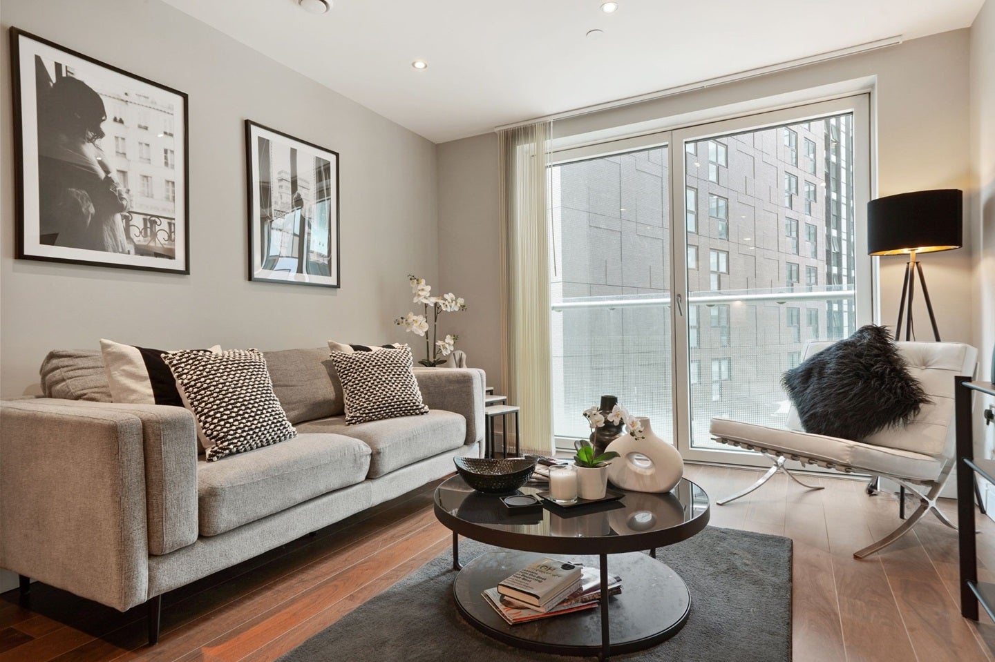 Flat Lincoln Plaza in Greater London