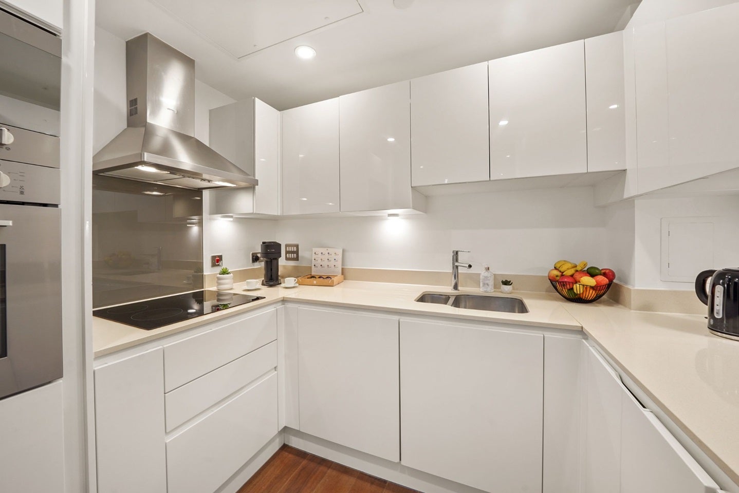 Flat Lincoln Plaza in Greater London