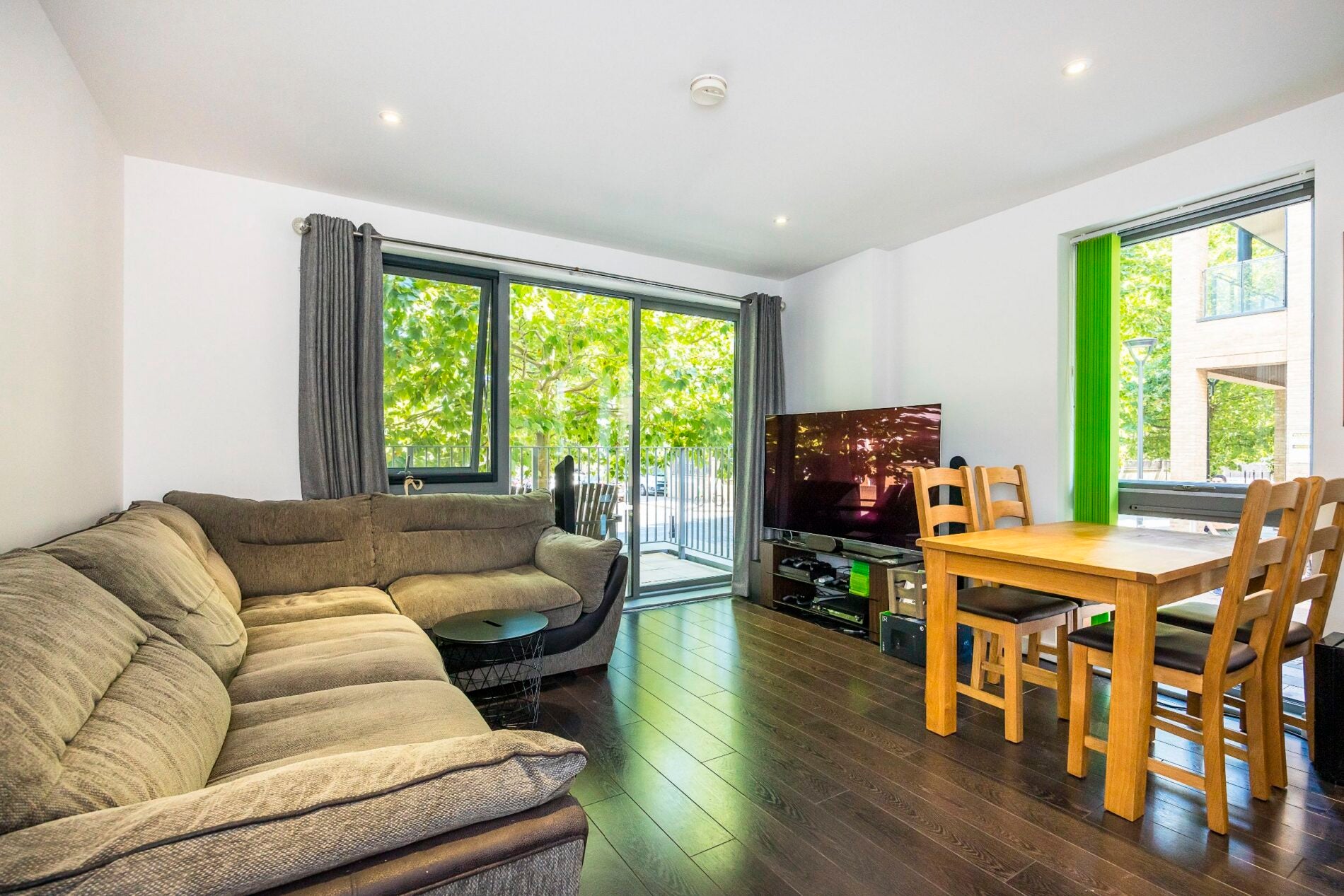 Flat Upper North Street in Greater London