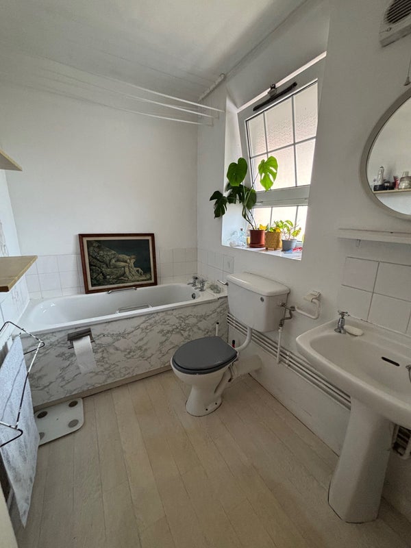 Room Bell Lane in Greater London