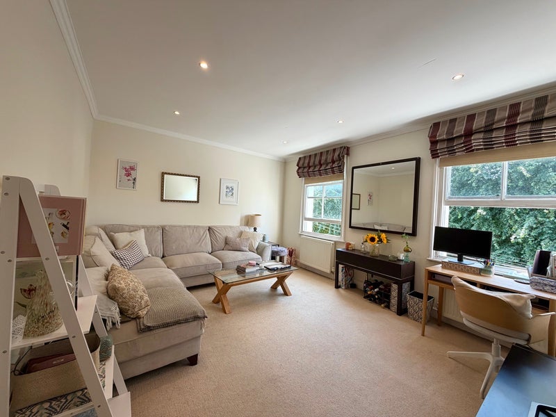 Room Maxwell Road in Greater London