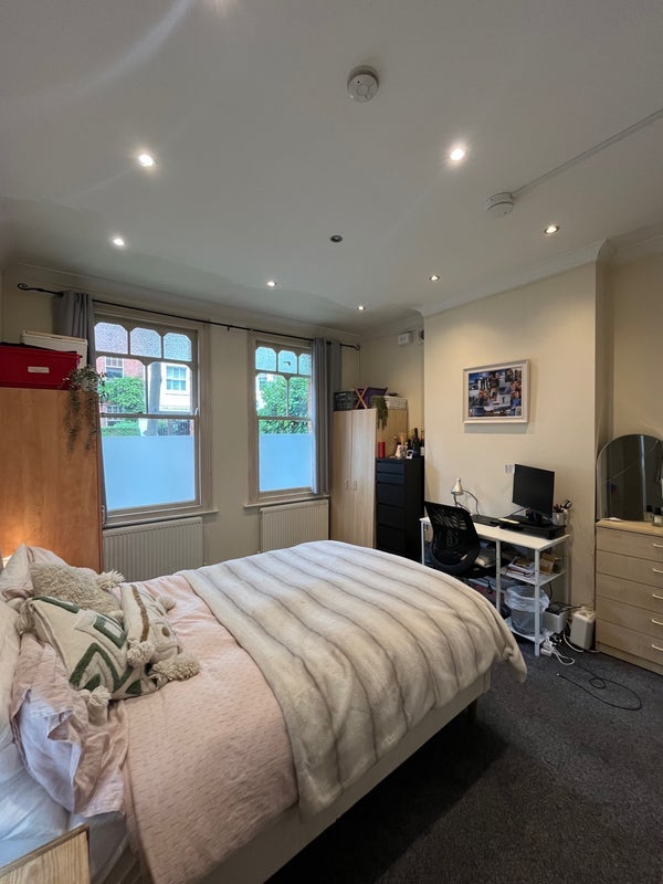 Room Fieldway Crescent in Greater London