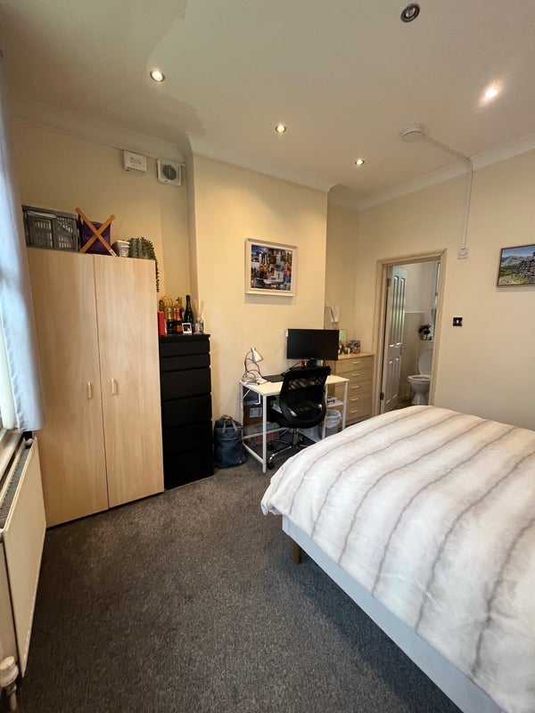 Room Fieldway Crescent in Greater London