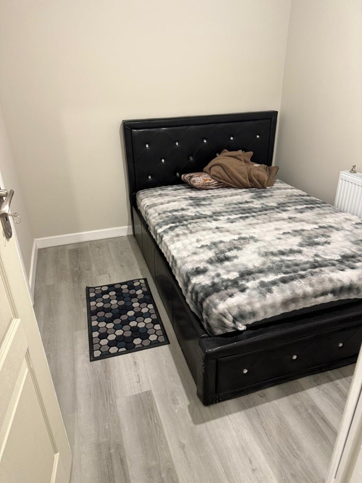 Room Smithsland Road in Greater London