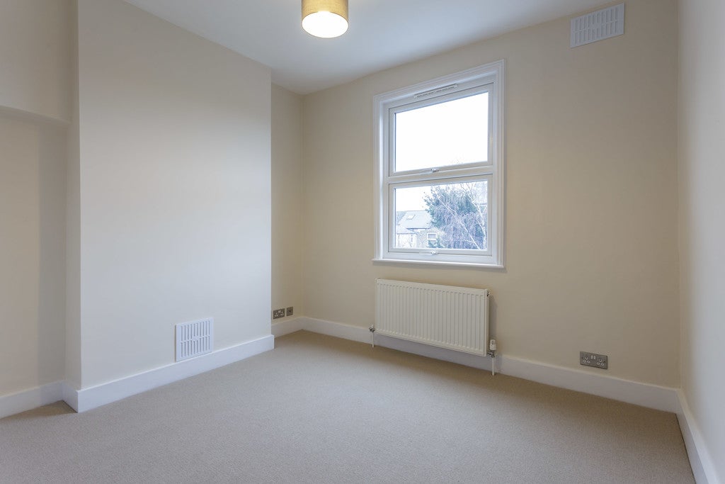 Flat Carlyle Road in Greater London