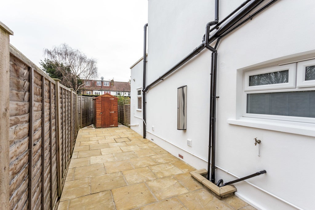 Flat Carlyle Road in Greater London