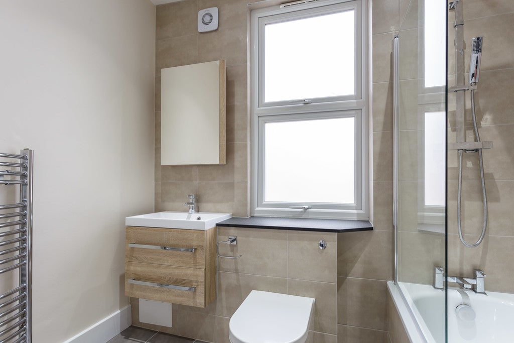 Flat Carlyle Road in Greater London