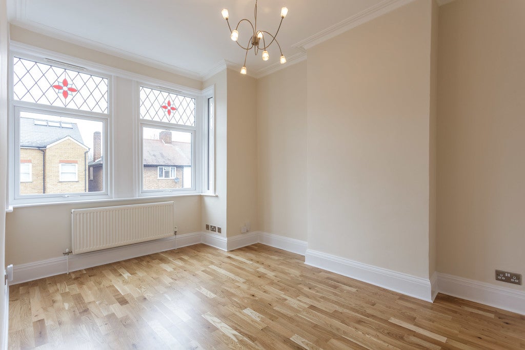 Flat Carlyle Road in Greater London